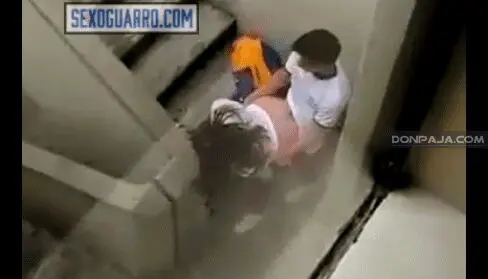 graban alumnos cogiendo en las escaleras del colegio