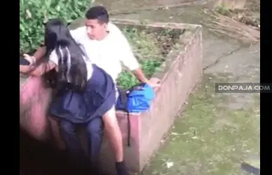 jovenes adolescentes grabados cogiendo en el parque