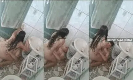 graba a sus compañeros del colegio cogiendo en el baño de su casa