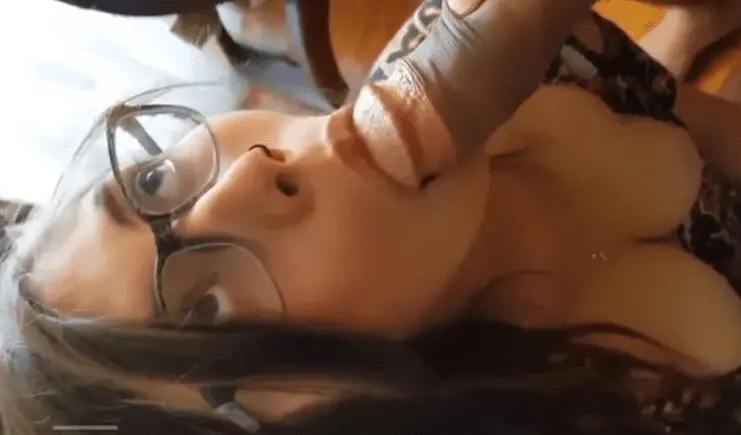la jovencita le dice que no sabe chuparle y mira su carita de inocencia