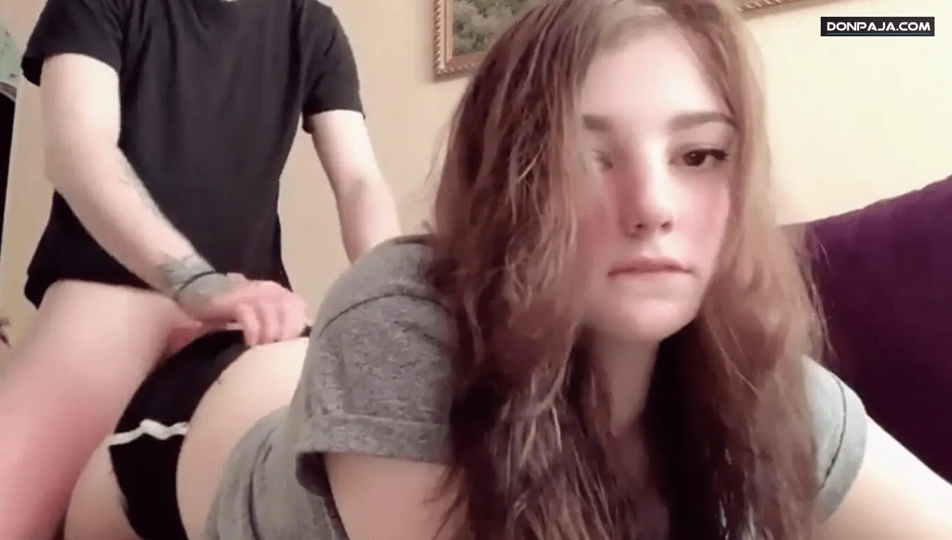morrita bonita graba cuando el novio la coge en su habitacion