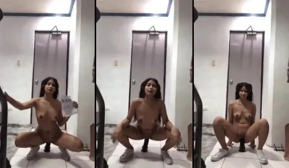 increible jovencita depravada se sienta encima de un dildo gigante