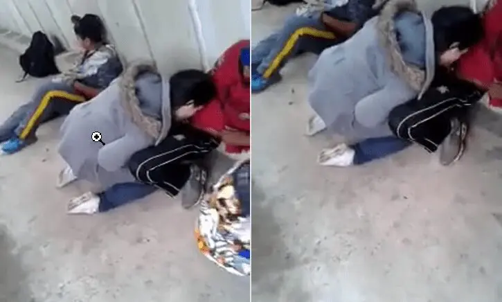 colegiala putona se la chupa a sus compañeros en los cambiadores