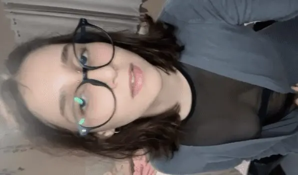 hermosa jovencita cachonda se graba metiendose un enorme dildo