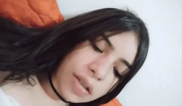 la morrita colegiala se abre los labios vaginales y enseña su mojada vagina