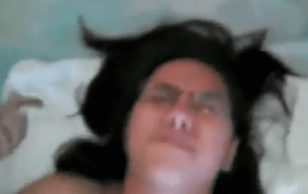 ya no aguanto mas…le dice la morrita cuando el novio se la mete por el culo