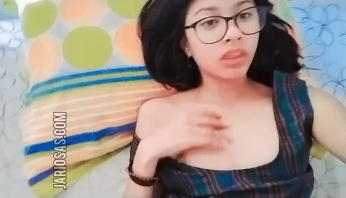 la morrita se graba la panochita y miren ese color rosa de sus labios vaginales