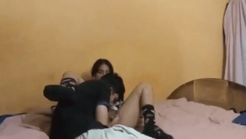 metiendole los dedos a una rica colegiala mexicana y despues se la coge en cuatro