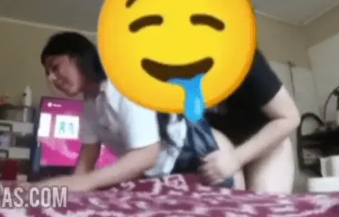 El novio le dice a la colegiala que se deje coger de perrito