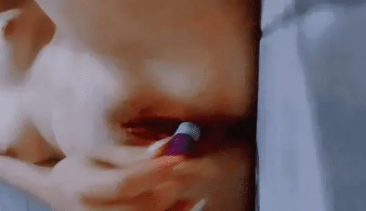 metiéndose un plumón en la panocha