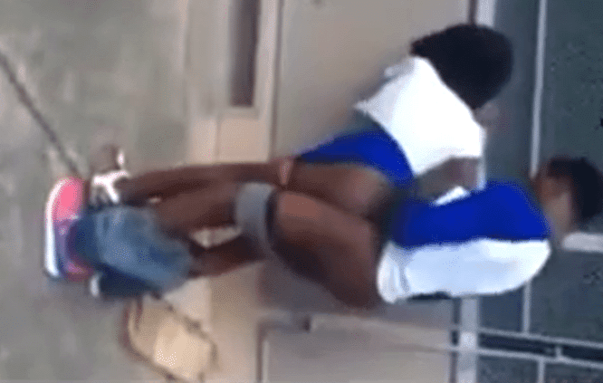 Culeando a una chavita colegial detrás de los salones