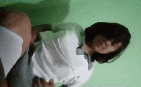 Chibola peruana despojándose uniforme y volviéndose provocativa
