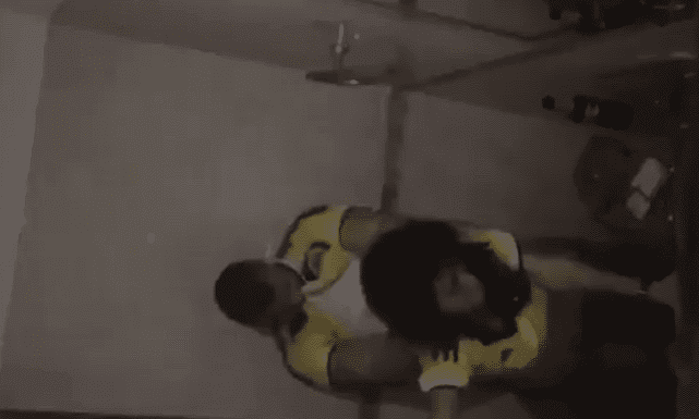 Los pillan cogiendo en el baño y ni cuenta se dan