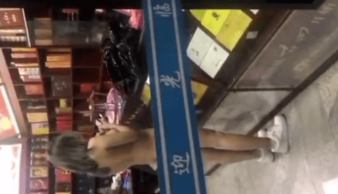 Jovencita pierde apuesta y se ve obligada a hacer compras en una tienda completamente desnuda