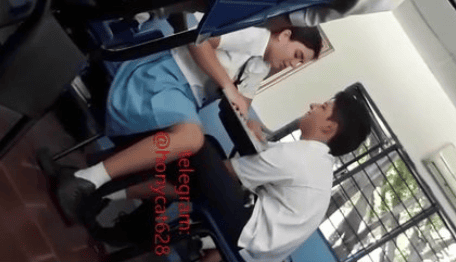 Grabe a mi compa filmando a su chica en el salón
