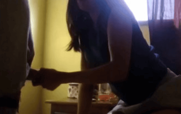 Mira qué caliente se pone la estudiante mexicana y le entrega el trasero