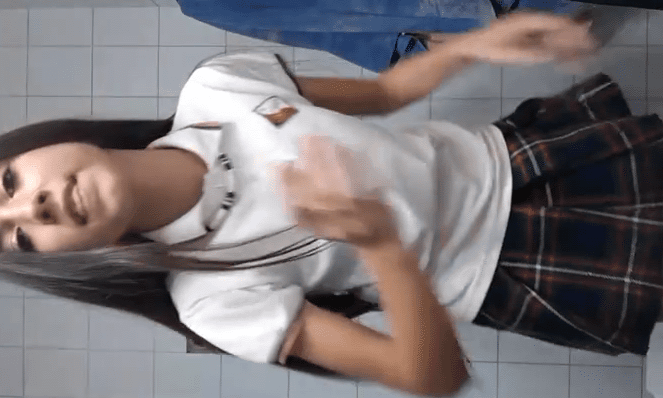 Colegiala delgada se filma en los baños escolares