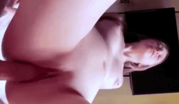 La morra nalgona se clava solita y goza al máximo