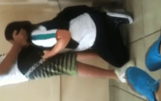 Mamada en el living mientras los panas graban