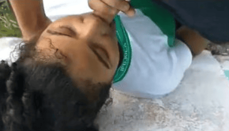 Colegiala mamándosela a uno de sus compañeros