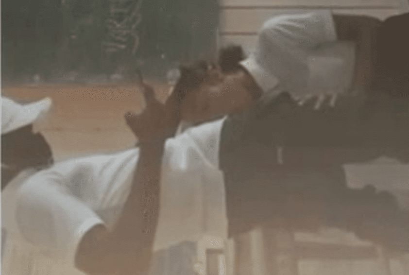 Maestro de prepa grabado mientras le hace sexo oral a la colegiala en el aula