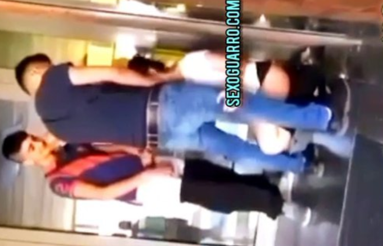 Jovencita ebria se pone a mamarles a sus panas