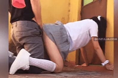 cachan a morrita colegiala cogiendo a escondidas atras de los salones de la prepa