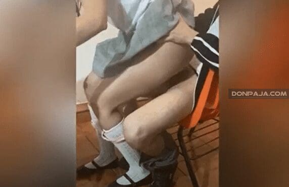 graban a colegiala mexicana cogiendo en el colegio y ella ni cuenta se da
