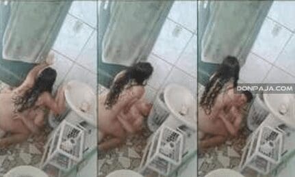 graba a sus compañeros del colegio cogiendo en el baño de su casa