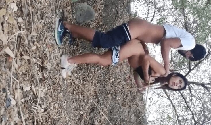 parejita de novios adolescentes cogiendo en el monte