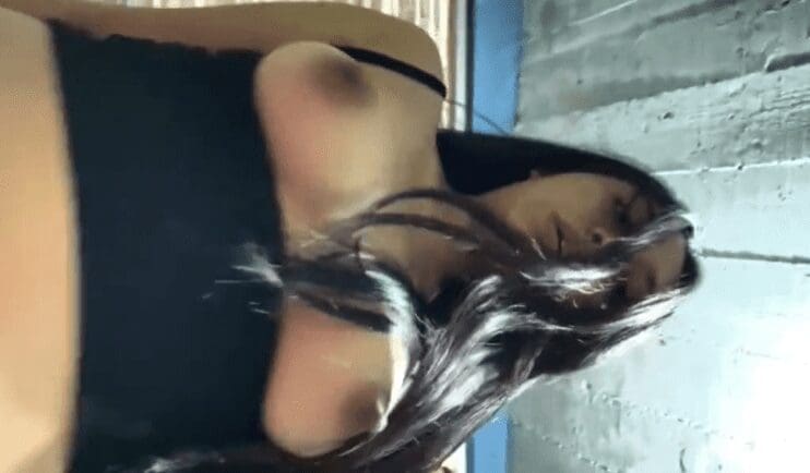 no vayan a llegar mis tios apurate…le dice su prima mientras se la cogen