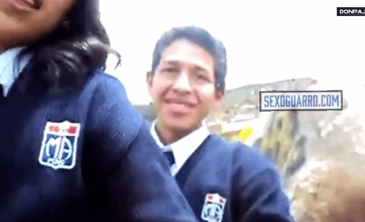 Alumnos de prepa se graban cogiendo en medio del monte