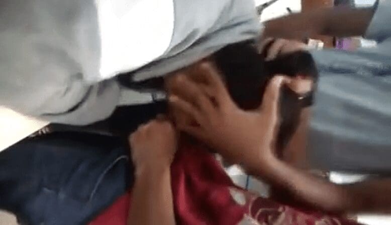 morrita colegiala se la chupa a sus compañeros dentro del salon