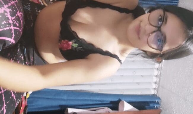 morrita mexicana cachonda les pregunta a sus amigos si quieren que se quite toda la ropa