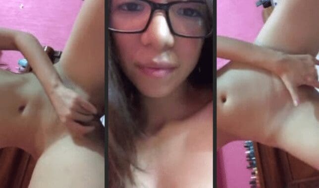jovencita adolescente muy cachonda se desnuda completita y se masturba rico