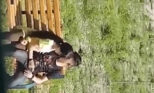 jovencita adolescente no aguanta la calentura y se la jala al novio en el parque