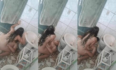 Graba a su hermana cogiendo en el baño de su casa y la acusa con sus padres