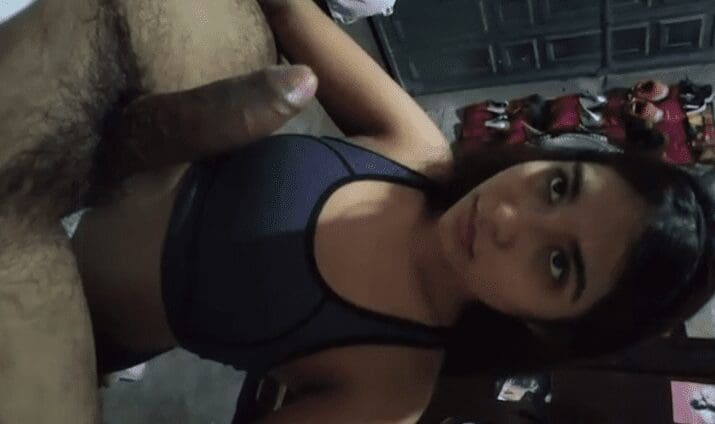 le dice a su prima que se la chupe y al inicio ella no quiere pero despues casi se la arranca