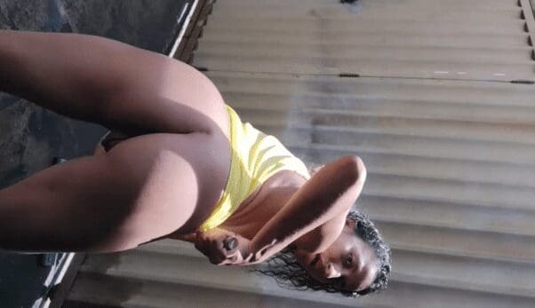 jovencita putipobre se graba desnuda mojandose en el patio de su casa