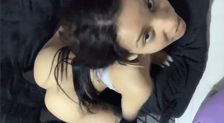 la jovencita se pone de perrito para que el novio la coja pero no le cabe toda la vrga