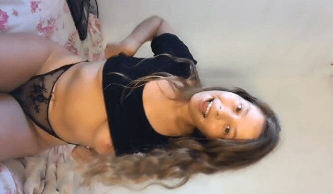 la jovencita comienza calentando a sus compañeros del colegio y termina enseñandoles la panocha