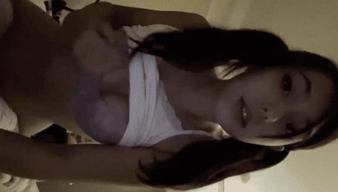 jovencita colegiala se quita los calzones y se graba en su habitacion
