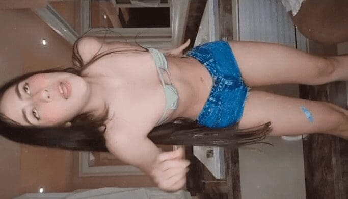 jovencita borracha se desnuda completita y tienen que ver lo sabrosa que esta