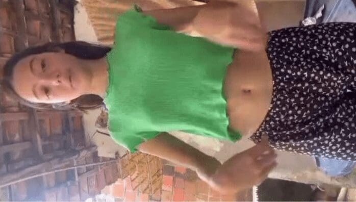 la jovencita flaquita se desviste completita para enseñar el culito a sus amigos