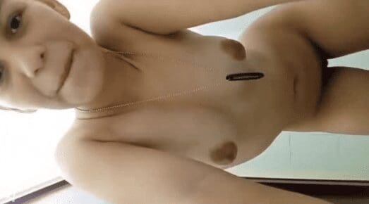 jovencita del ejercito se desnuda completita