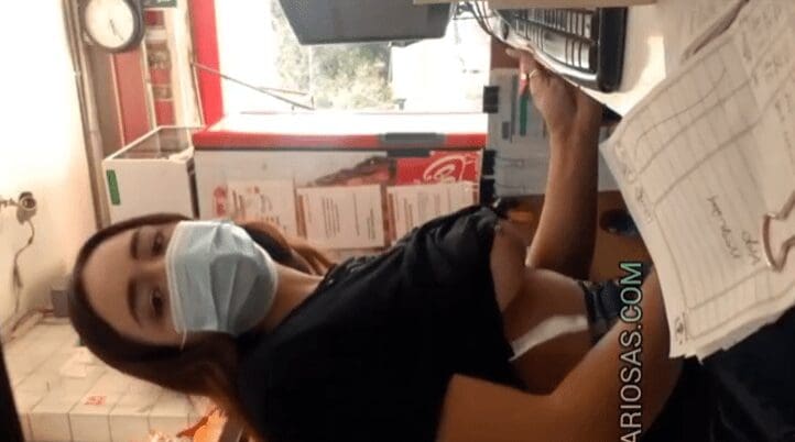 jovencita trabajadora del oxxo enseña las tetas mientras atiende a la gente y se graba