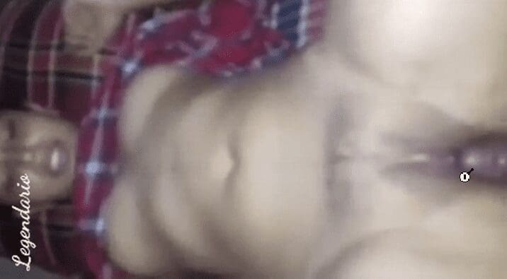 jovencita colegiala se deja grabar mientras que un hombre maduro la esta follando