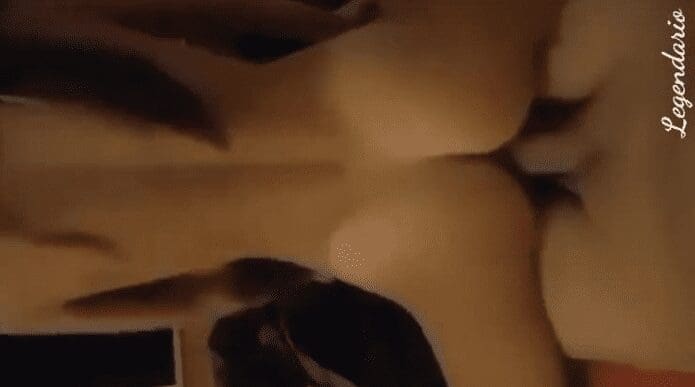 una jovencita flaquita increiblemente cachonda y se mueve como batidora