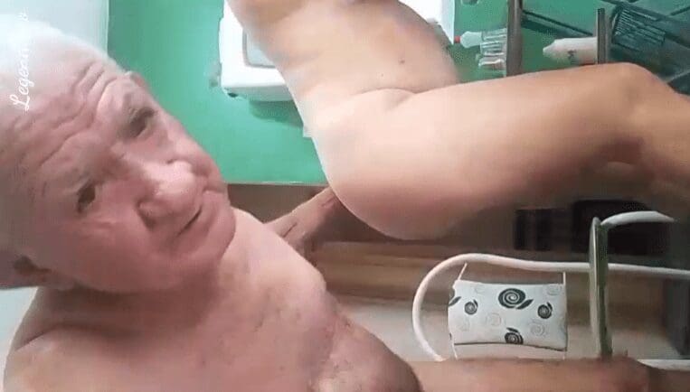 abuelo vergon le paga a una jovencita culona para que se deje coger