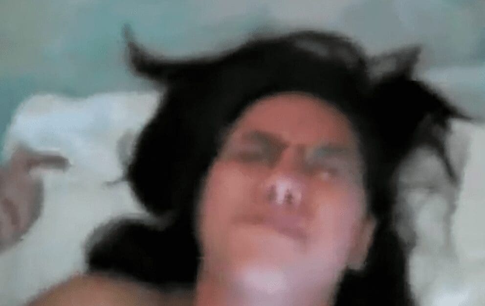 ya no aguanto mas…le dice la morrita cuando el novio se la mete por el culo